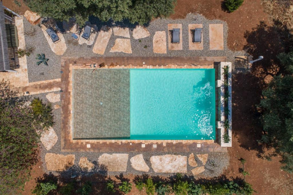 - une vue sur la piscine dans l'établissement Trulli cicale e olive, à Ceglie Messapica