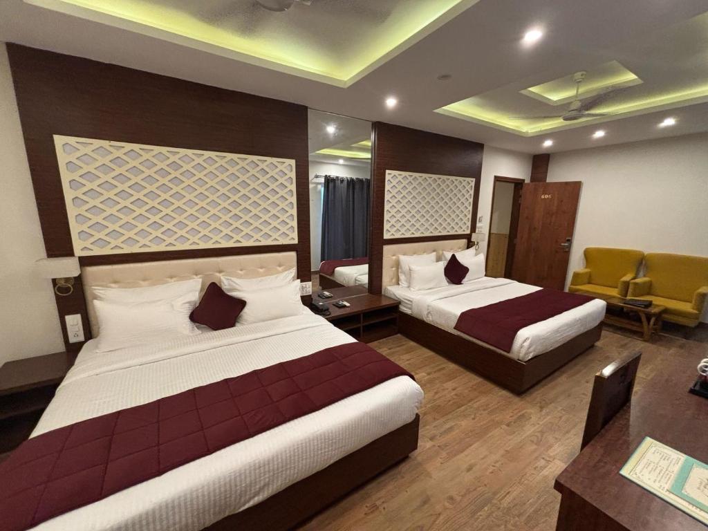 Postel nebo postele na pokoji v ubytování Hotel MJ Ghai Residency