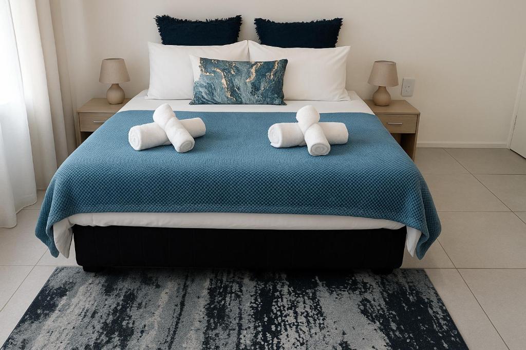 ケープタウンにあるPinelands One-bedroom Apartmentの枕が2つ置かれたベッドのある寝室