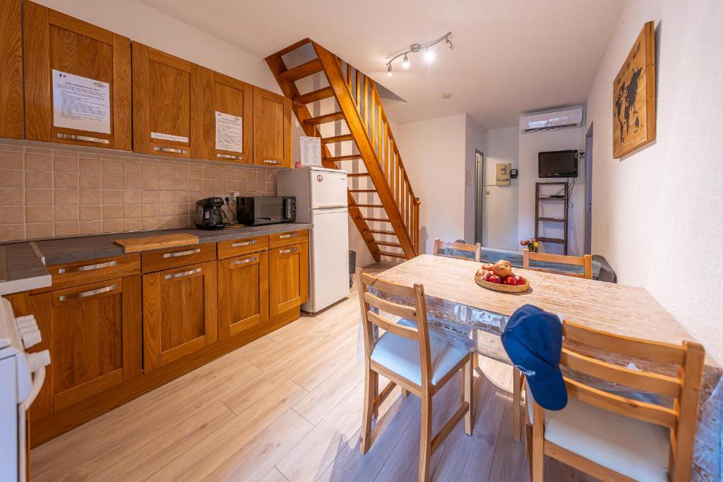 Een keuken of kitchenette bij Gites Le Pressoir