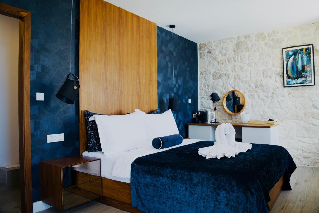 Postel nebo postele na pokoji v ubytování Hvar Riva Rooms