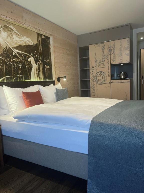 Postel nebo postele na pokoji v ubytování Hotel Interlaken