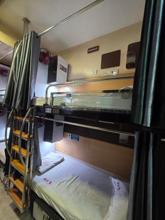 Palanda nebo palandy na pokoji v ubytování AV Dormitory