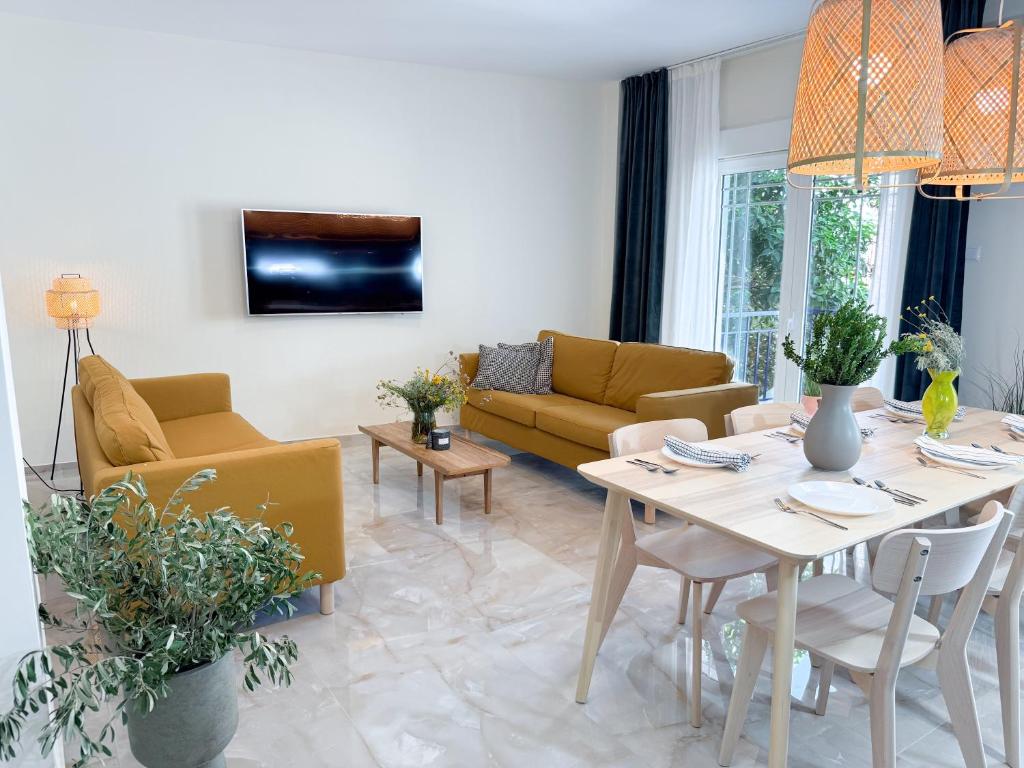 una sala de estar con una mesa y un sofá en Central and Fully-Equipped, en Kavala