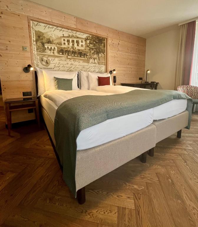 
Large Room with Balcony
