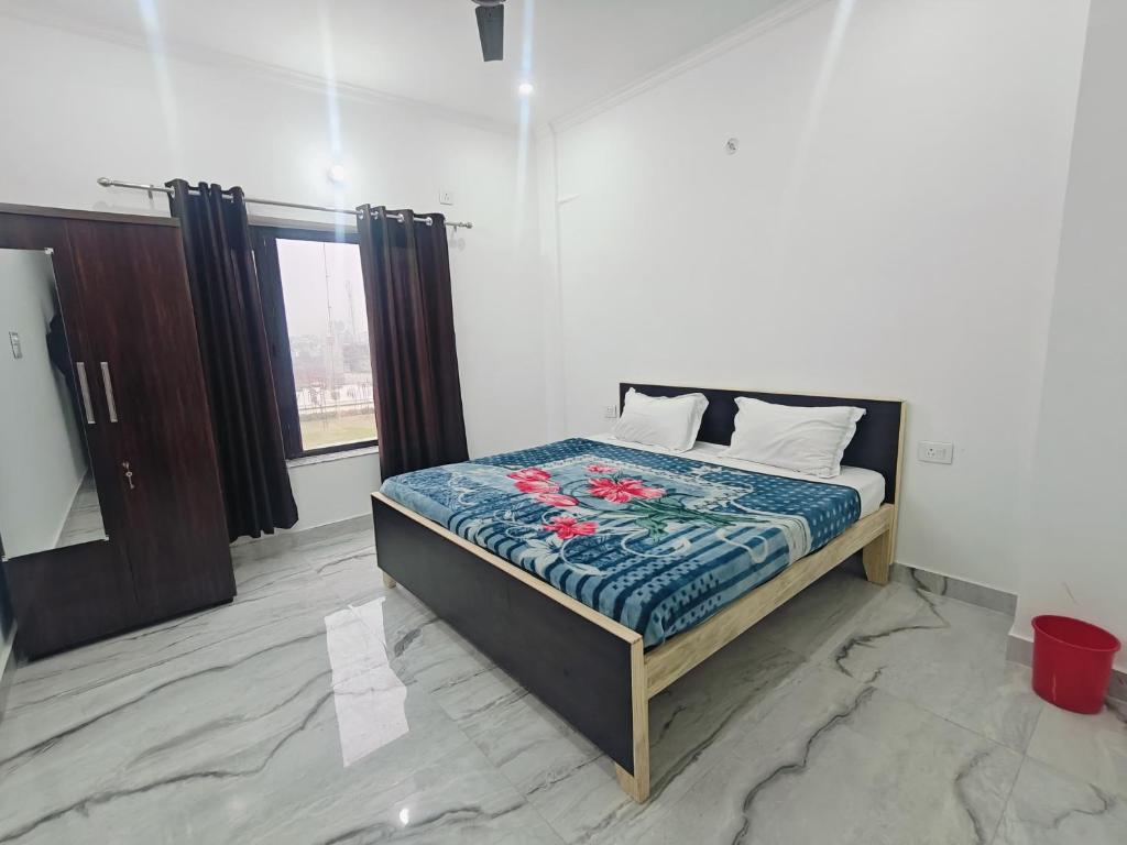 Ένα ή περισσότερα κρεβάτια σε δωμάτιο στο Non AC Room With Shared lounge