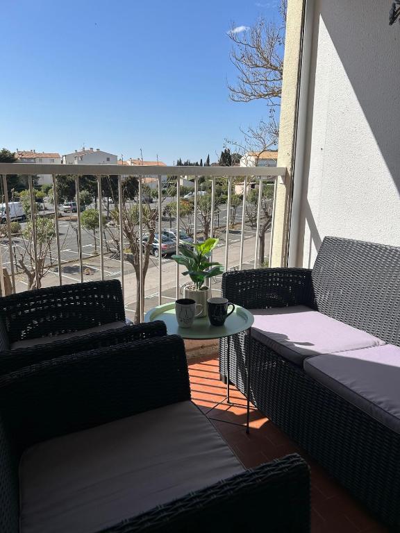 - un balcon avec deux canapés et une table avec vue dans l'établissement L'Escapade de Jules, au Cap d'Agde