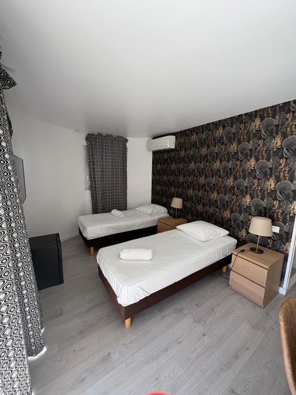 Postel nebo postele na pokoji v ubytování Hotel Sable Et Soleil - Port, Plage et Jacuzzi Privé