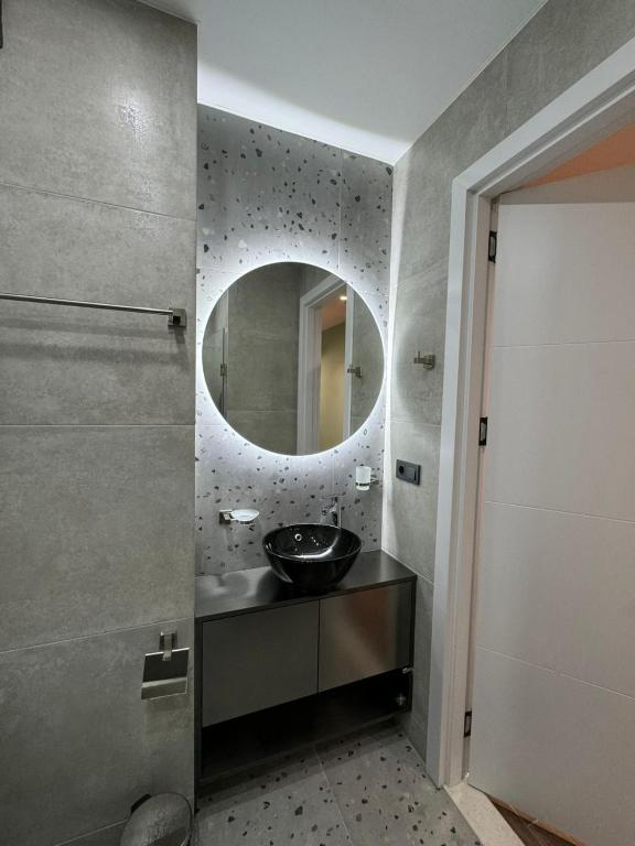 لابی و فضای عمومی Cozy Apartment with Balcony and Sea View - تصویر ۵