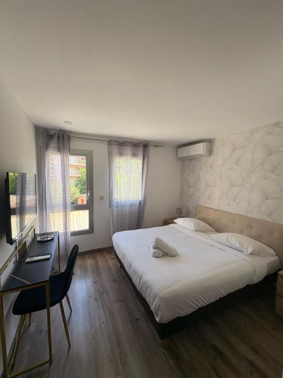 Postel nebo postele na pokoji v ubytování Hotel Sable Et Soleil - Port, Plage et Jacuzzi Privé