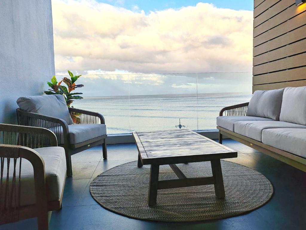 Una sala de estar con vista al mar. en Wavescape Endless Ocean, en Muizenberg