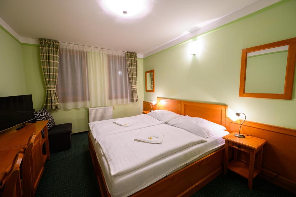 Postel nebo postele na pokoji v ubytování Hotel Julianin dvor