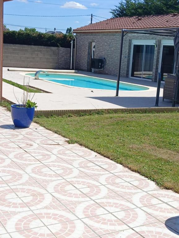- une piscine avec une passerelle en béton à côté d'une cour dans l'établissement studio dans une dependance, à La Celle-sous-Gouzon