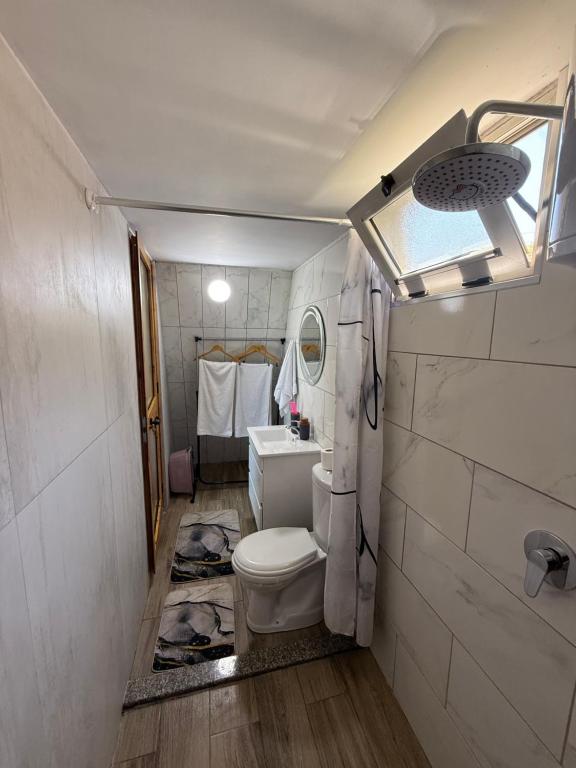 Een badkamer bij Alex's House Shirokë