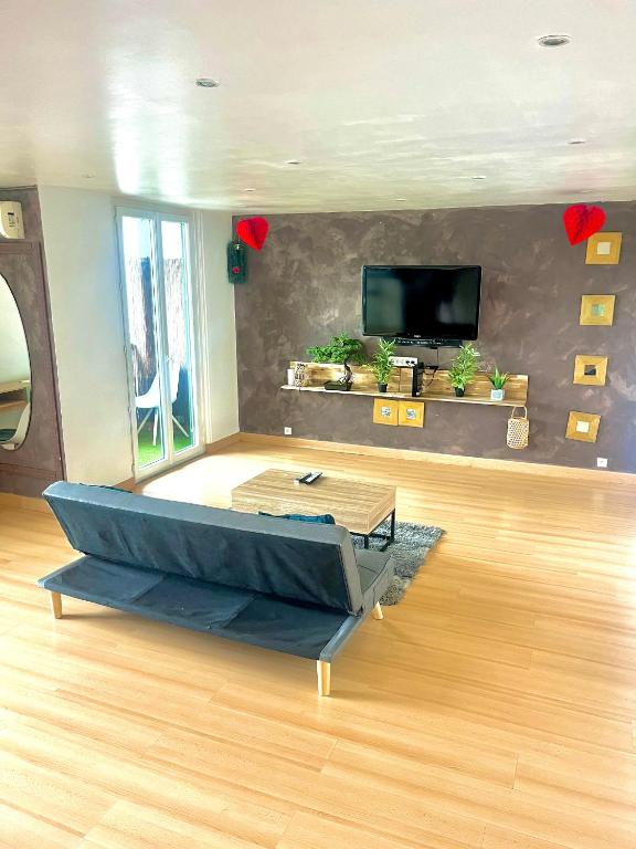 un salon avec un canapé et une télévision dans l'établissement Apt Chic with view on Collines de Marcel Pagnol Wifi free parking and clim, à Marseille