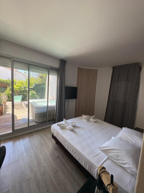 Postel nebo postele na pokoji v ubytování Hotel Sable Et Soleil - Port, Plage et Jacuzzi Privé