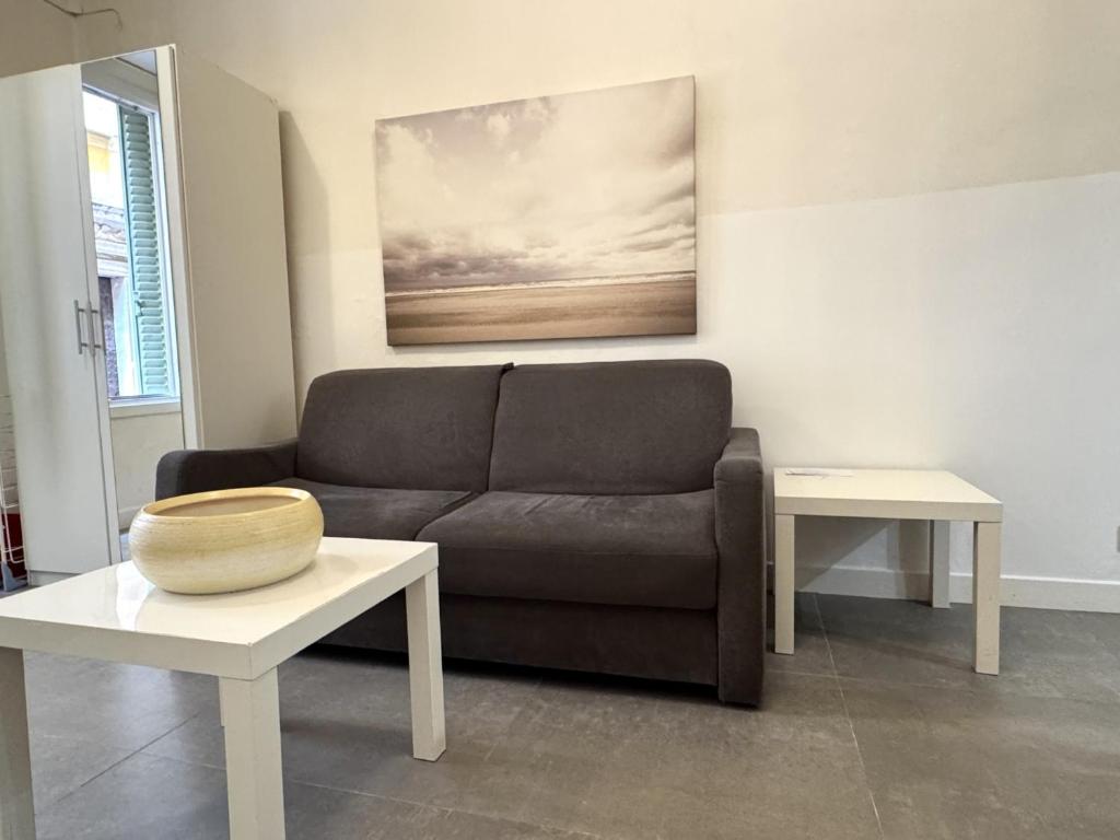 un salon avec un canapé et deux tables dans l'établissement A OT Malonat 2 - Old Town Promenade des Anglai, à Nice