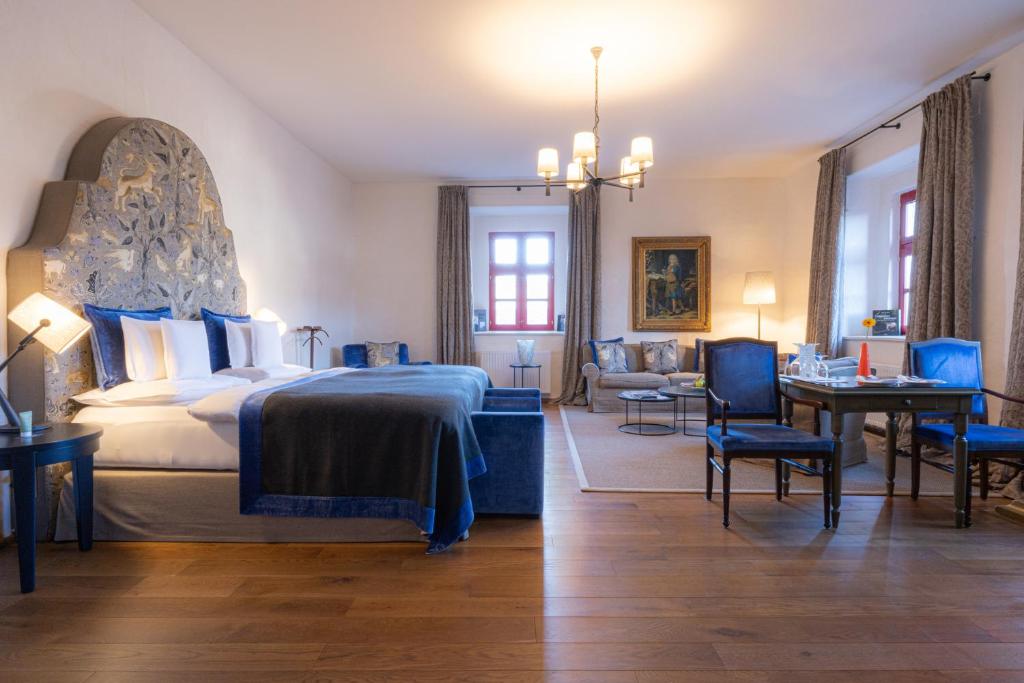 Postel nebo postele na pokoji v ubytování TAUROA Schloss Gabelhofen