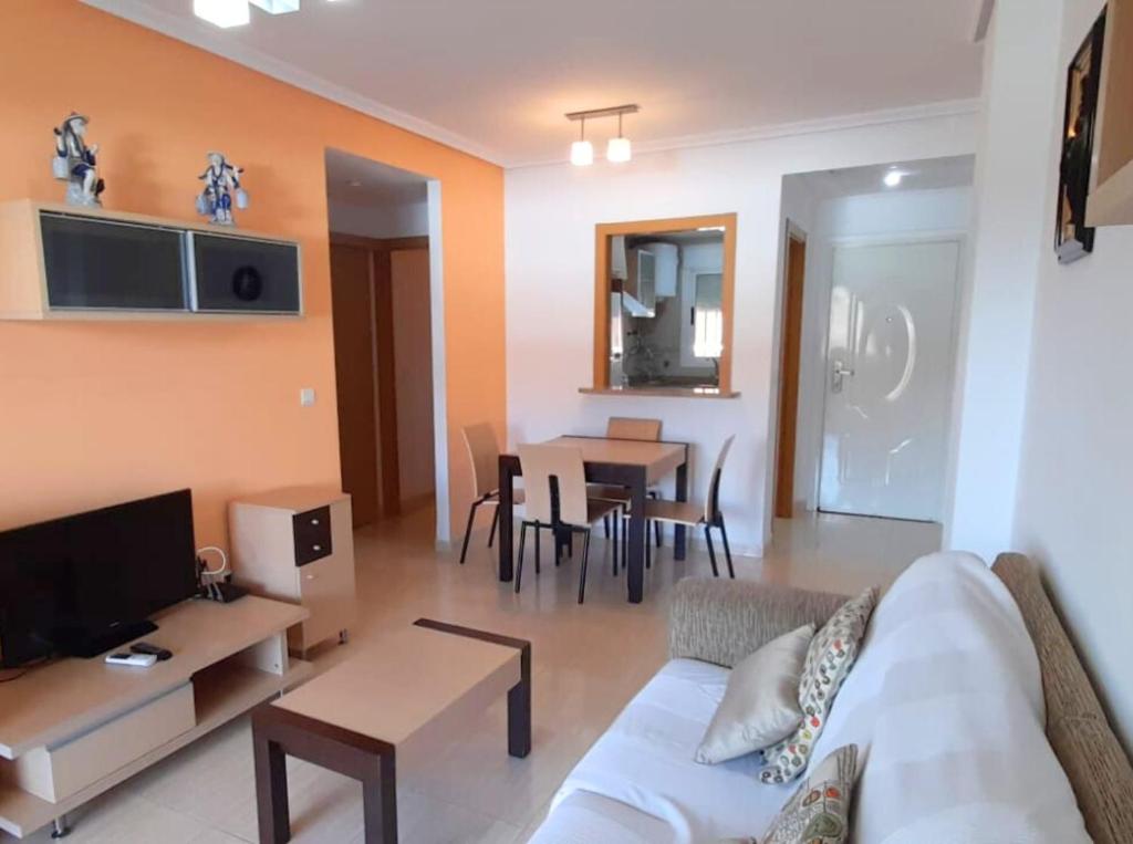 TV a/nebo společenská místnost v ubytování Playa Coral II 3 Nº 1054