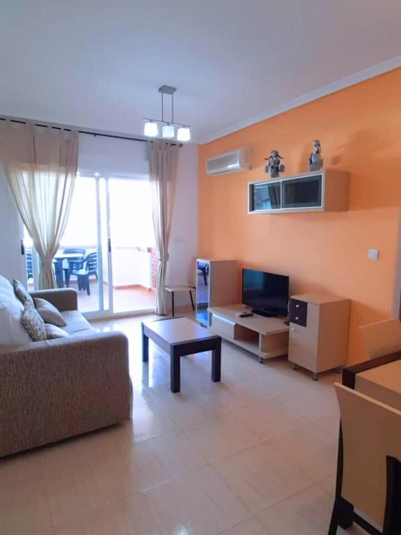 TV a/nebo společenská místnost v ubytování Playa Coral II 3 Nº 1054