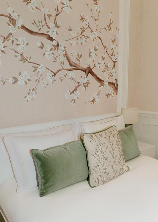 Postel nebo postele na pokoji v ubytování 2 Chesham Hotel