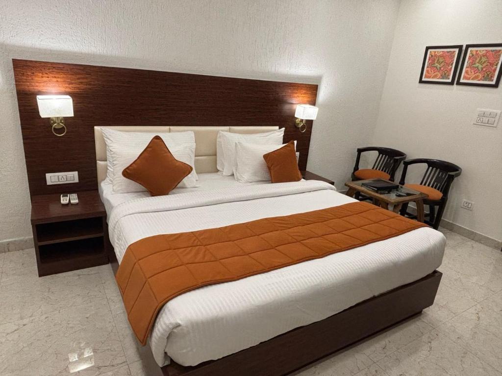 Postel nebo postele na pokoji v ubytování Hotel MJ Ghai Residency