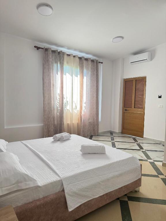 Postel nebo postele na pokoji v ubytování LM Murati Hotel