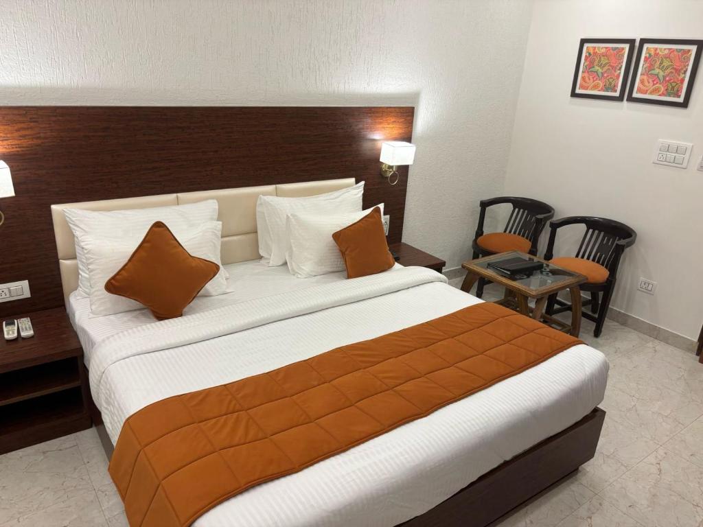 Postel nebo postele na pokoji v ubytování Hotel MJ Ghai Residency