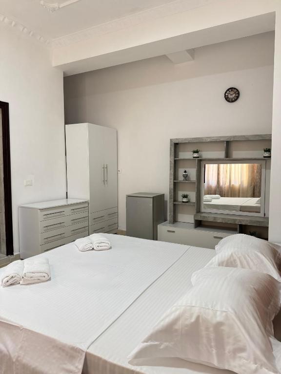 Postel nebo postele na pokoji v ubytování LM Murati Hotel