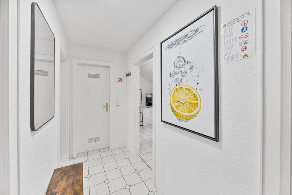 a hallway with two framed pictures on the wall at PF03 Innenstadt Apartment für Monteure und Teams - NEU Monteurunterkünfte in Pforzheim - LS CrewComfort auch für weitere Unterkünfte in Pforzheim