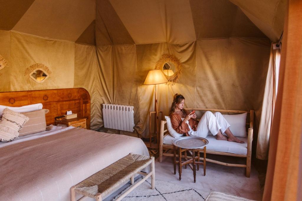 Ένα ή περισσότερα κρεβάτια σε δωμάτιο στο Caravanserai Luxury Desert Tented Camp