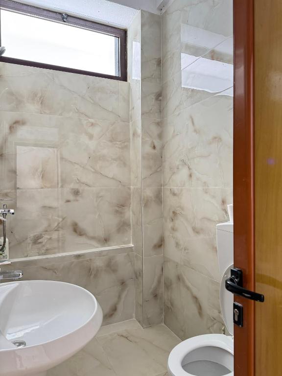 Koupelna v ubytování LM Murati Hotel