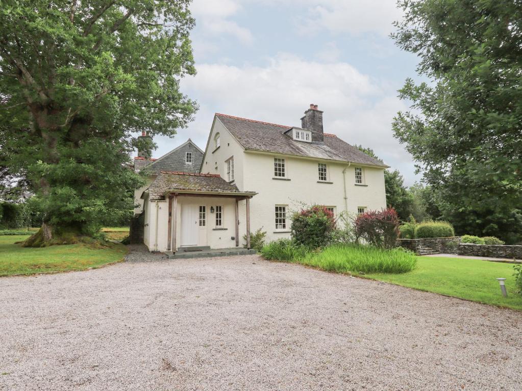 a large white house with a gravel driveway at Little Ellers in Portinscale