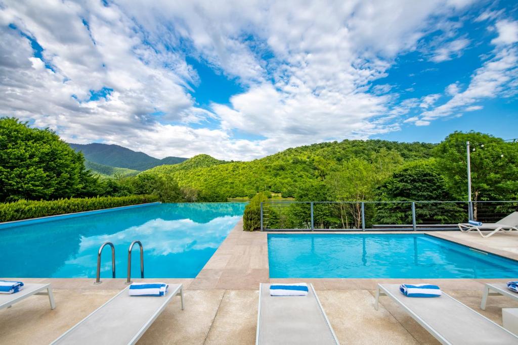 Bazén v ubytování Kvareli Lake Resort nebo v jeho okolí