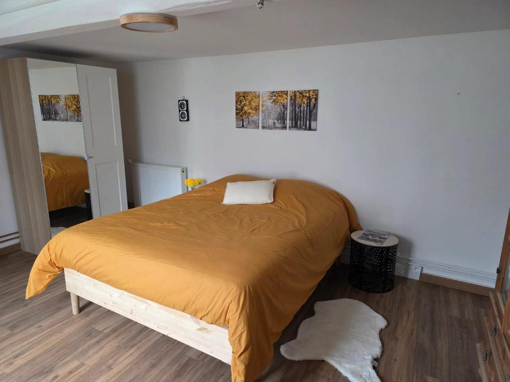 une chambre avec un lit avec une couverture jaune dans l'établissement Maison spacieuse à Floirac avec jardin et terrasse, à Floirac