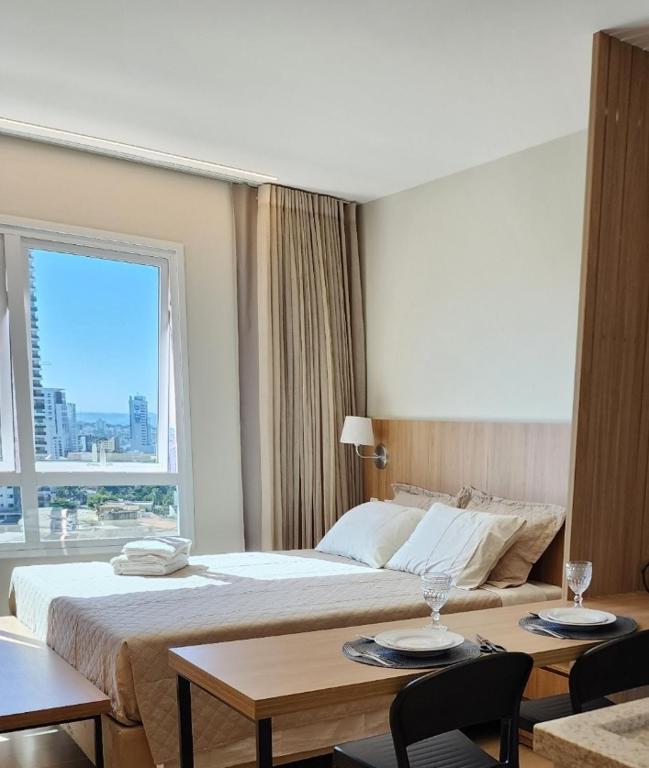 a hotel room with a large bed and a window at Fabuloso Blend Setor Marista in Goiânia