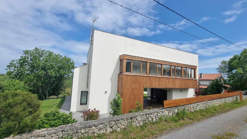 Το κτήριο όπου στεγάζεται  η παραθεριστική κατοικία