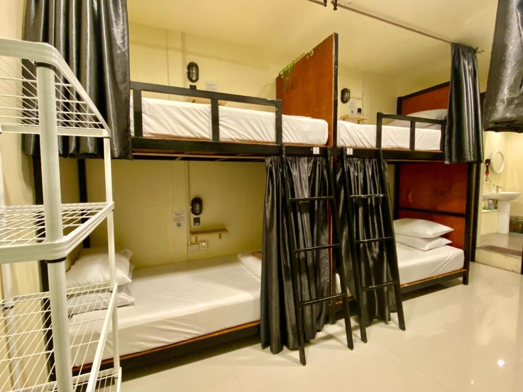 Voodi või voodid majutusasutuse The Cocoon Hostel toas