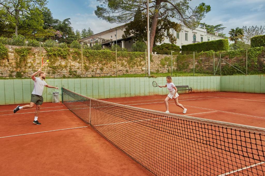 Tenis a/nebo squash v ubytování Adria Apartments - Hotel & Resort Adria Ankaran nebo okolí