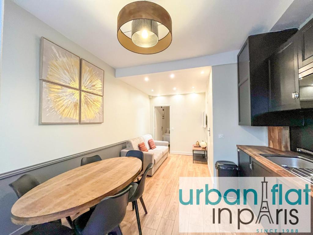 - une cuisine et une salle à manger avec une table en bois dans l'établissement 07 Best Flat of Grand Boulevard, à Paris