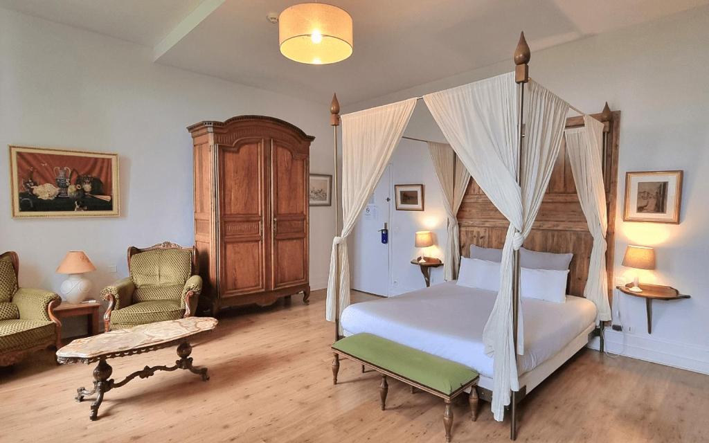 Ένα ή περισσότερα κρεβάτια σε δωμάτιο στο Demeures & Château - Fleur de Roques - Puisseguin Saint Emilion