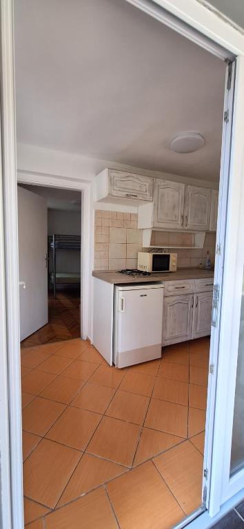 Kuchyň nebo kuchyňský kout v ubytování LiMa Apartman Ház