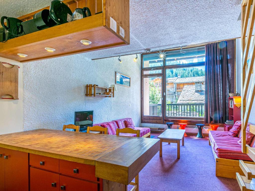 un salon avec une table et un canapé dans l'établissement Duplex rustique avec grande terrasse au Sud, proche vieux Val-d'Isère - FR-1-694-310, à Val dʼIsère