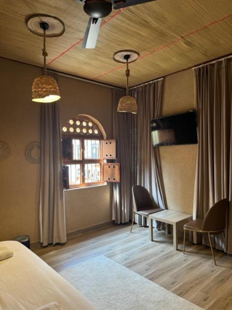 Postel nebo postele na pokoji v ubytování Aldar Inn