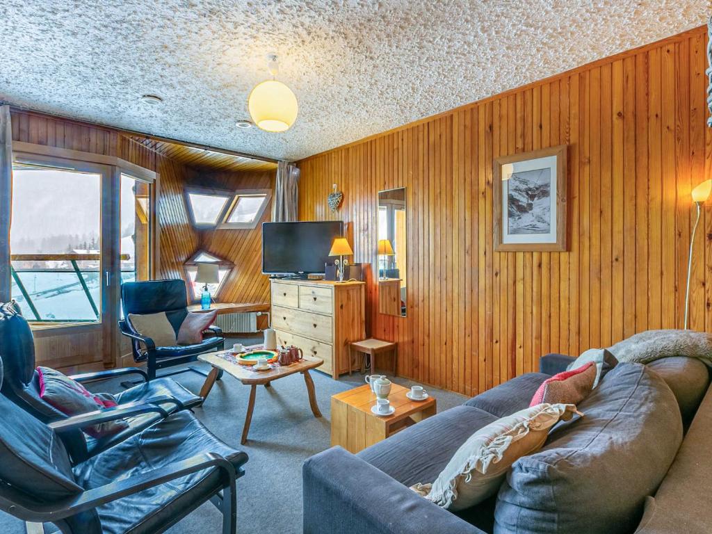 un salon avec un canapé et une télévision dans l'établissement Spacieux appartement 8 pers avec WiFi, balcon et cuisine rénovée - FR-1-694-94, à Val dʼIsère