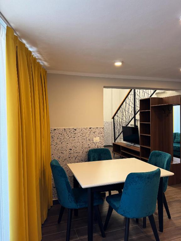 Een zitgedeelte bij Andor Luxury Hotel & Duplex
