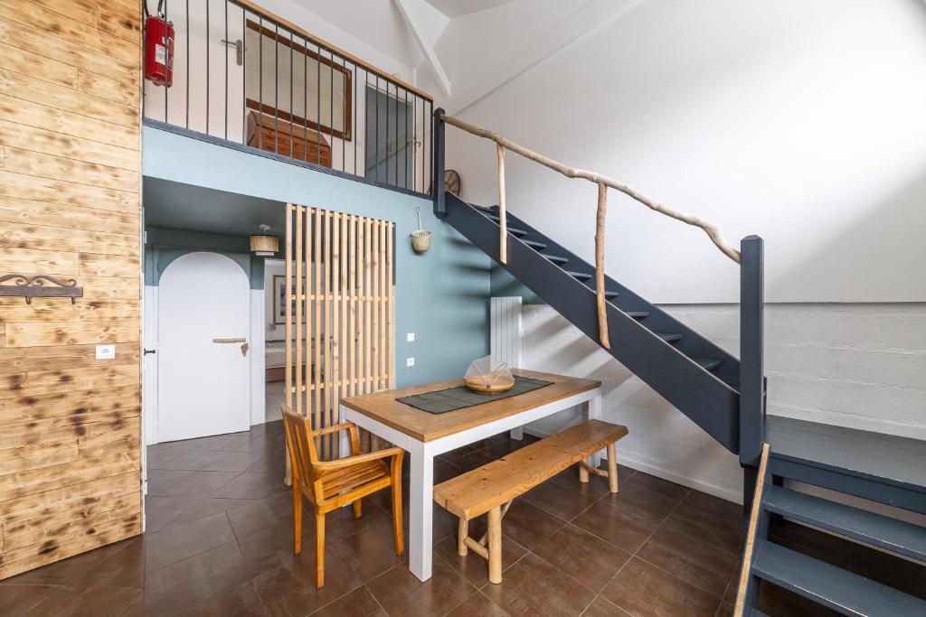 une pièce avec une table, des chaises et un escalier dans l'établissement Biarritz Surf Appartements 300m de la plage, à Biarritz