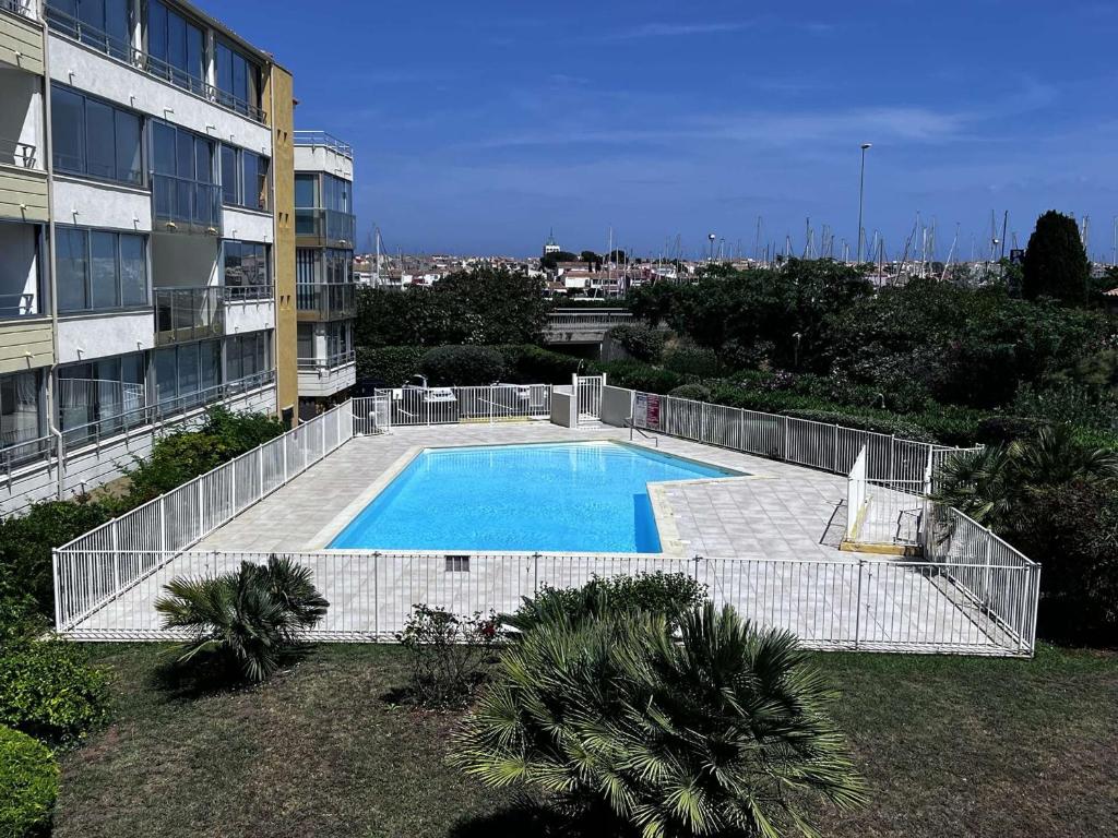- une grande piscine sur le côté d'un bâtiment dans l'établissement Appartement T2, ascenseur, Cap d'Agde - FR-1-702-73, au Cap d'Agde