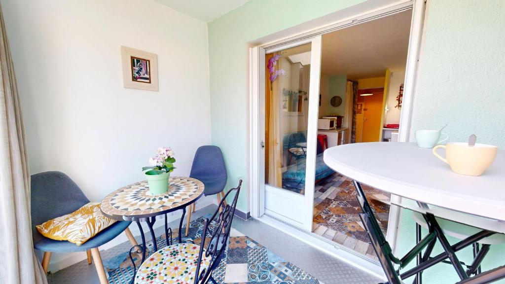 une petite salle à manger avec une table et des chaises dans l'établissement La Corniche d Or, à Les Bussolleries
