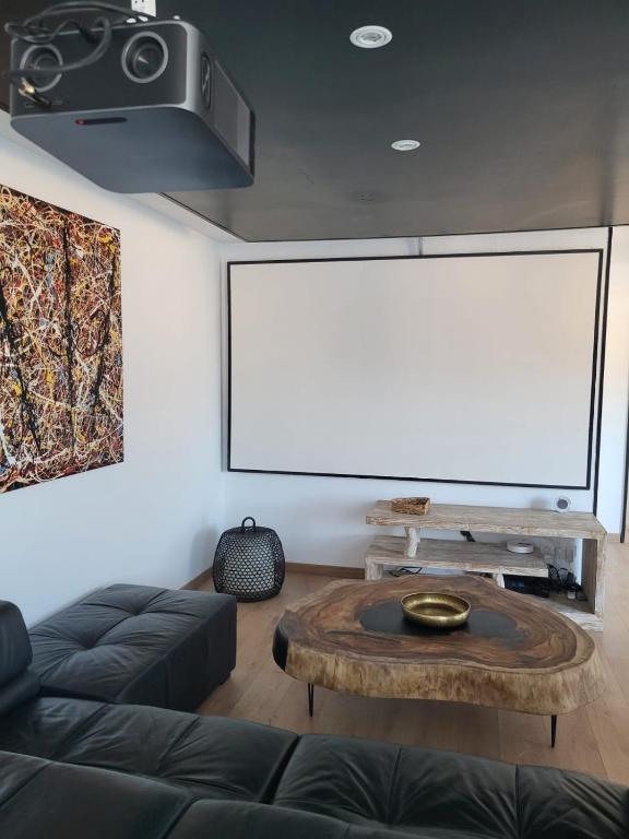 - un salon avec un canapé et un grand écran dans l'établissement 8-person apartment - Chill & beach 5 min away, à Saint-Laurent-de-la-Salanque